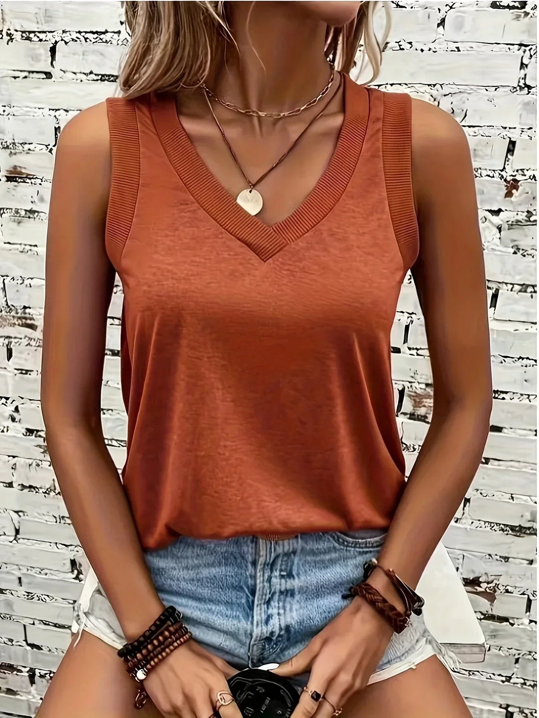 Jezzy - Breathable V-Neck And Sleeveless Top