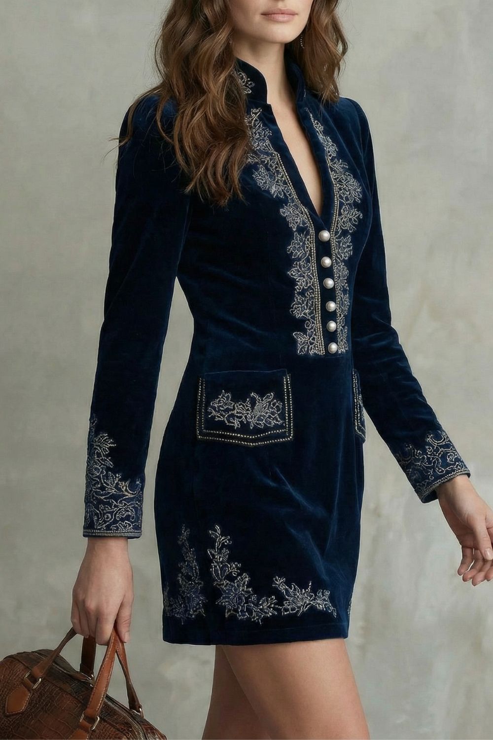 Élarine – Embroidered Velvet Elegance – Fitted Mini Dress