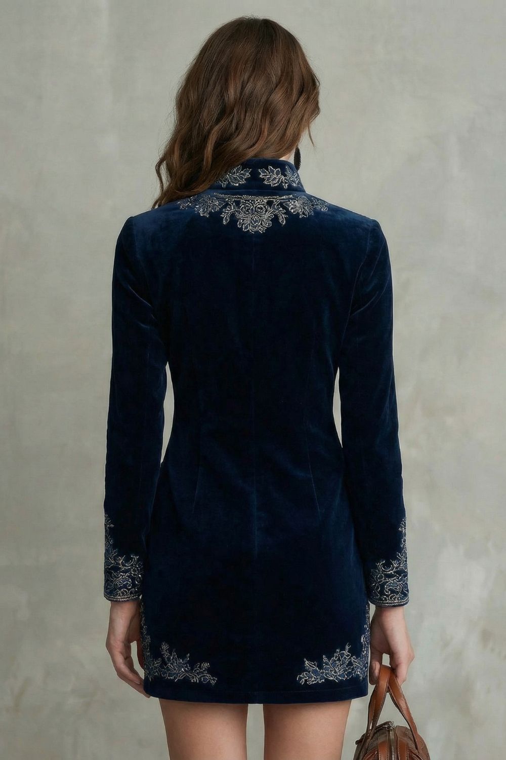 Élarine – Embroidered Velvet Elegance – Fitted Mini Dress