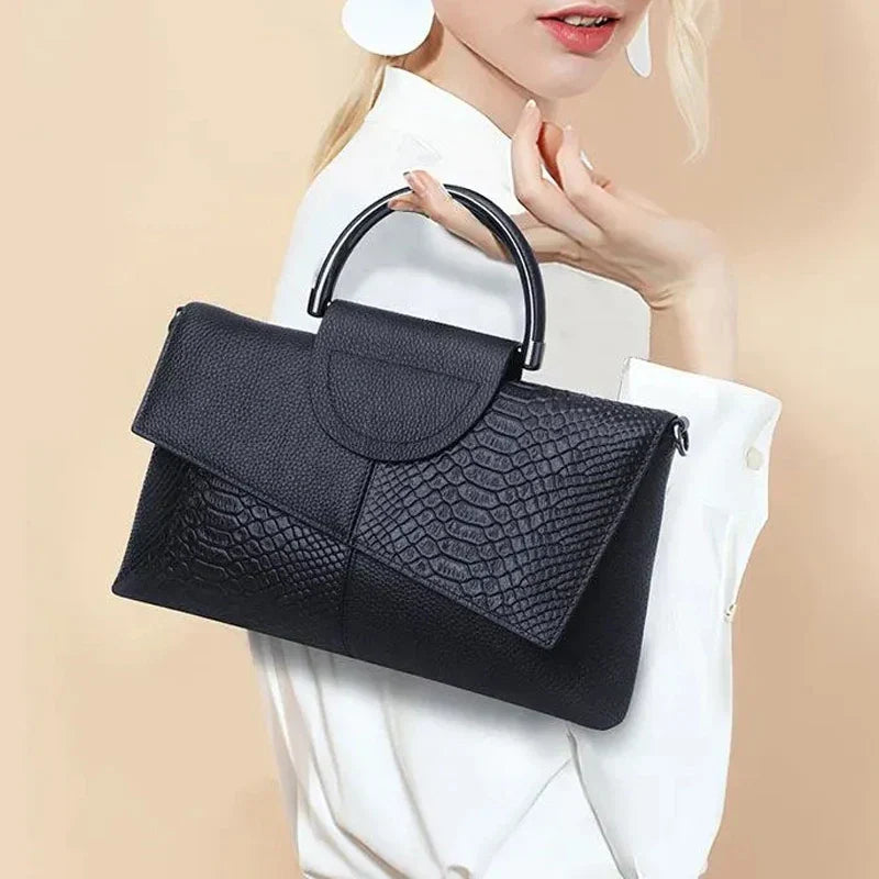 CELINE | STRUCTURED BLACK HANDBAG