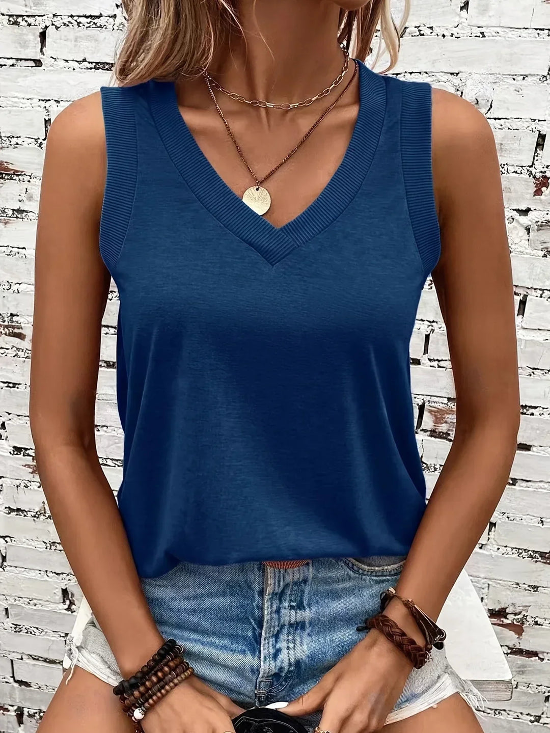 Jezzy - Breathable V-Neck And Sleeveless Top