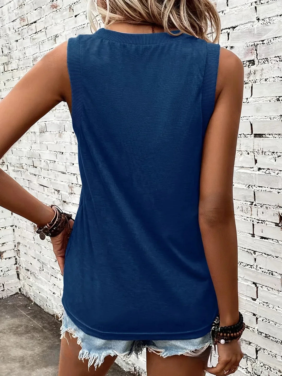 Jezzy - Breathable V-Neck And Sleeveless Top